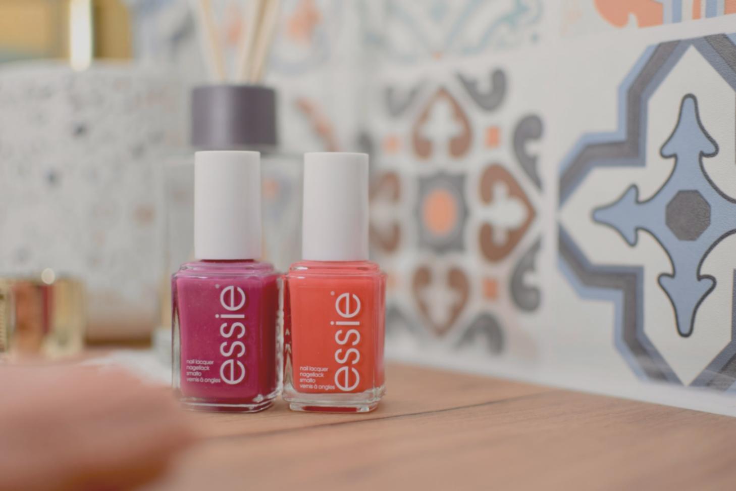 Postazione di lavoro professionale per manicure avanzata con strumenti specializzati e campioni di nail art